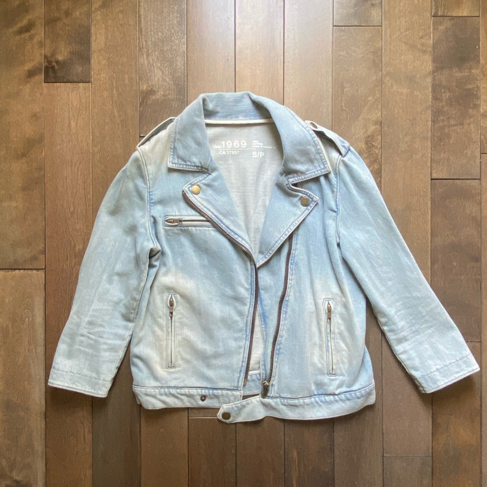 GAP jean jacket. Size small. Blue colour.